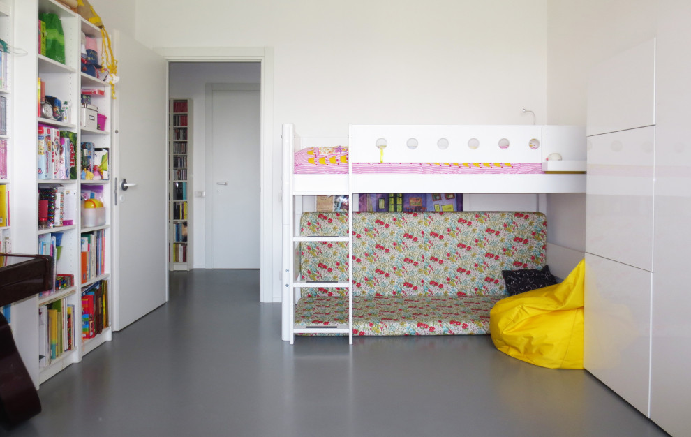 Diseño de dormitorio infantil nórdico extra grande con paredes blancas, suelo de cemento y suelo gris