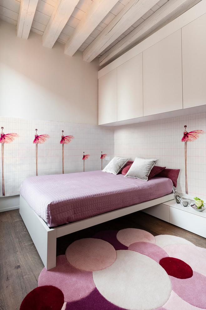 ヴェネツィアにあるコンテンポラリースタイルのおしゃれな子供部屋 (白い壁、ティーン向け、茶色い床) の写真