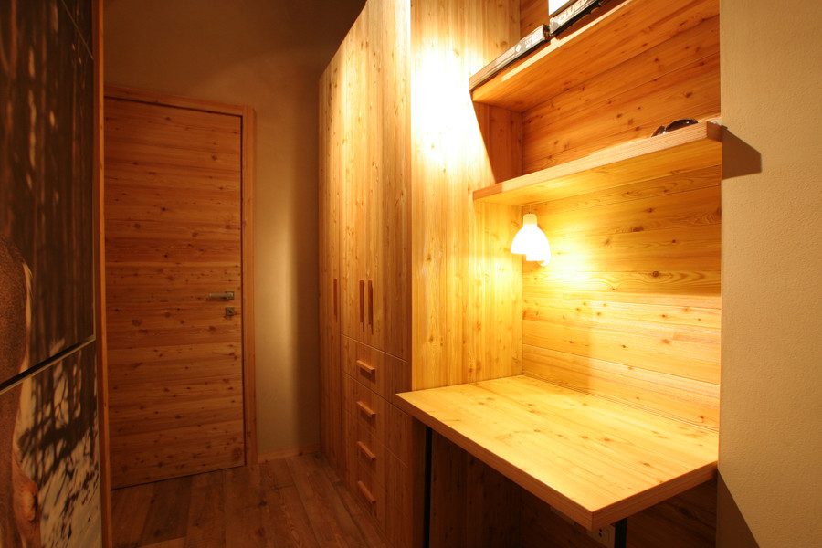 Imagen de dormitorio infantil rústico de tamaño medio con paredes beige y suelo de madera clara