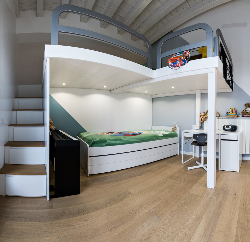 Idee per una cameretta per bambini da 4 a 10 anni design di medie dimensioni con pareti multicolore, parquet chiaro e pavimento beige