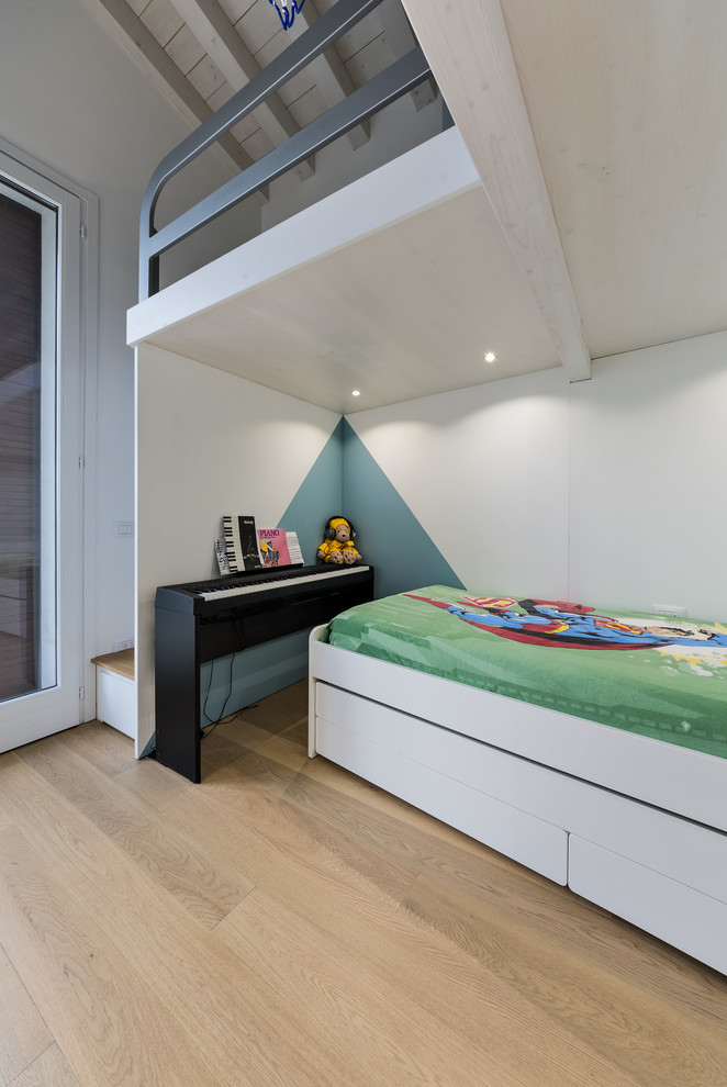 Exempel på ett mellanstort modernt pojkrum kombinerat med sovrum och för 4-10-åringar, med flerfärgade väggar, ljust trägolv och beiget golv