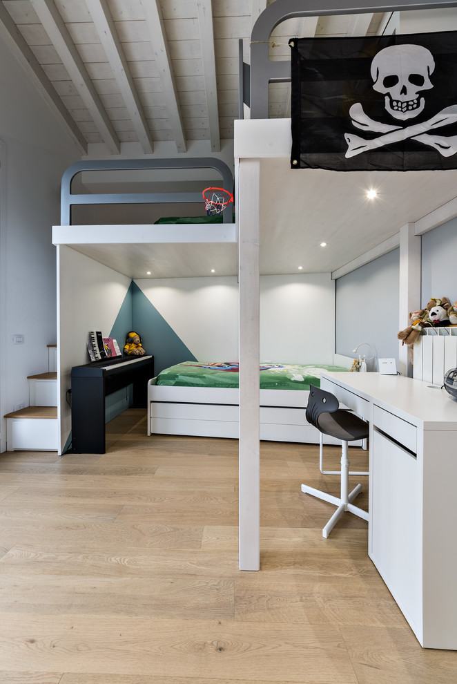 Idee per una cameretta per bambini da 4 a 10 anni minimal di medie dimensioni con pareti multicolore, parquet chiaro e pavimento beige