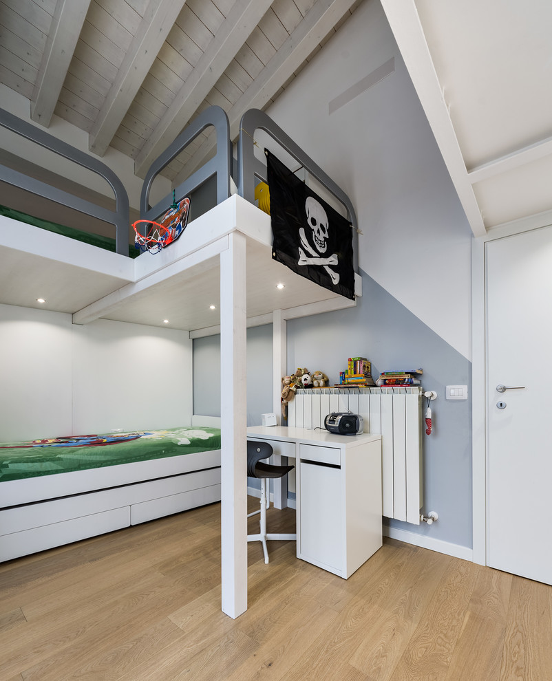Immagine di una cameretta per bambini da 4 a 10 anni design di medie dimensioni con pareti multicolore, parquet chiaro e pavimento beige