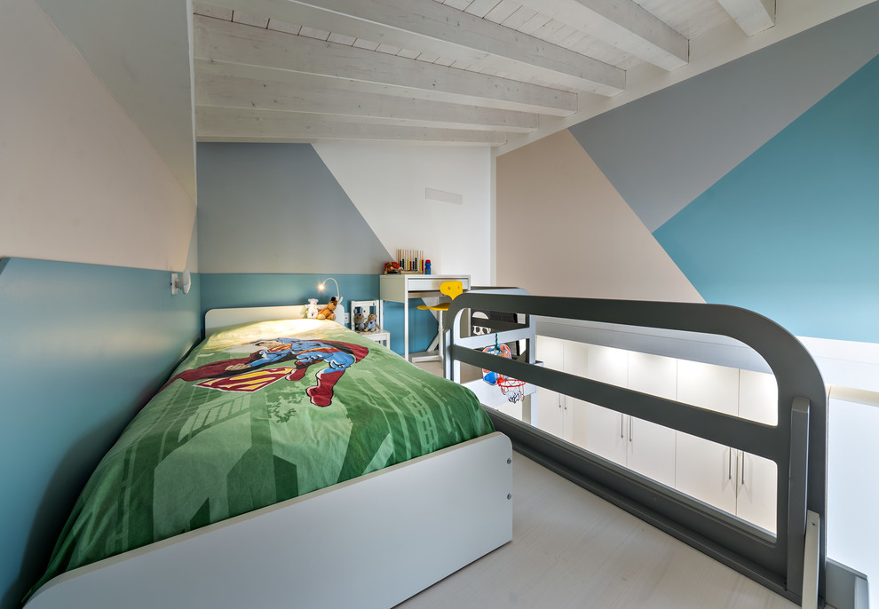 Bild på ett mellanstort funkis pojkrum kombinerat med sovrum och för 4-10-åringar, med flerfärgade väggar, ljust trägolv och beiget golv