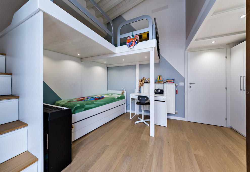 Immagine di una cameretta per bambini da 4 a 10 anni minimal di medie dimensioni con pareti multicolore, parquet chiaro e pavimento beige