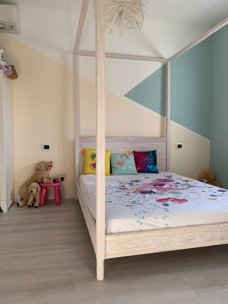 Idee per una cameretta per bambini da 4 a 10 anni boho chic di medie dimensioni con pavimento in laminato e pavimento grigio