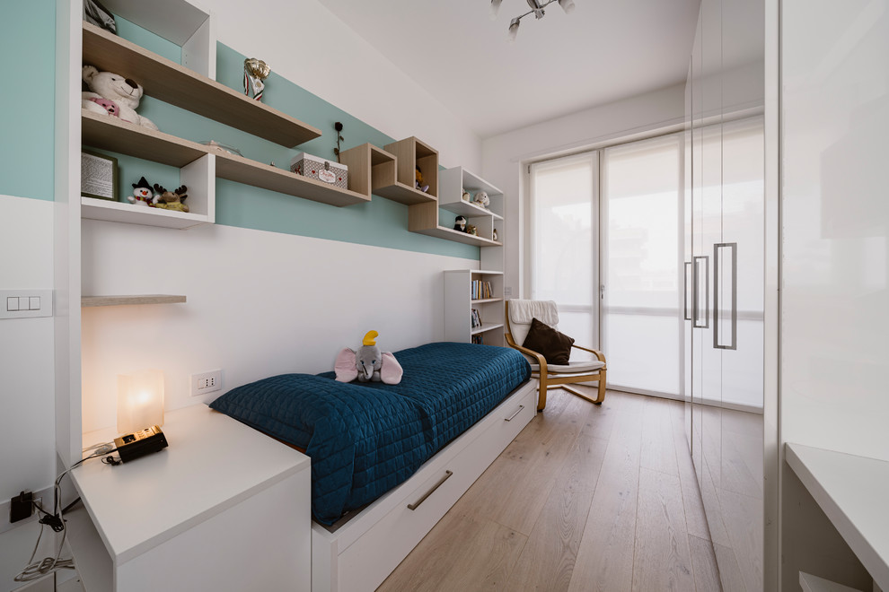 Ispirazione per una piccola cameretta per bambini moderna con pareti multicolore, parquet chiaro e pavimento beige