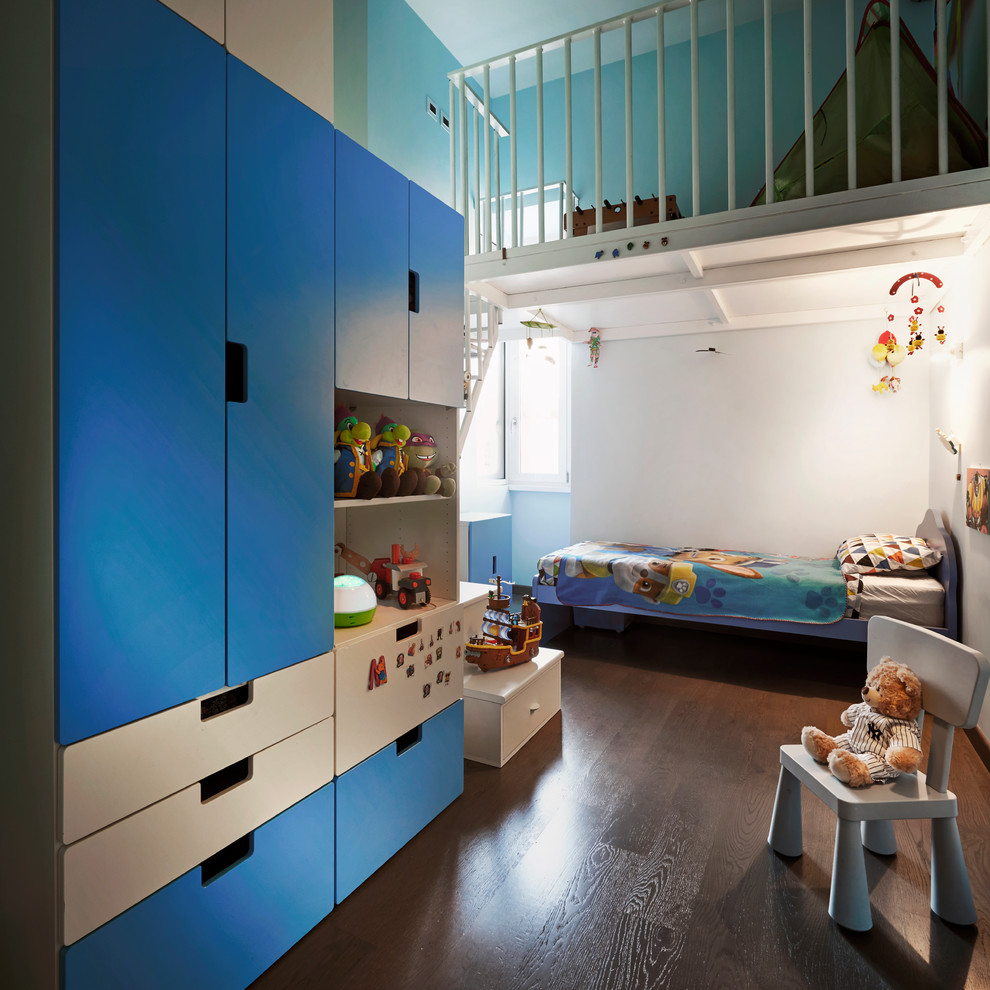Exempel på ett stort modernt barnrum kombinerat med sovrum och för 4-10-åringar, med flerfärgade väggar, mörkt trägolv och brunt golv