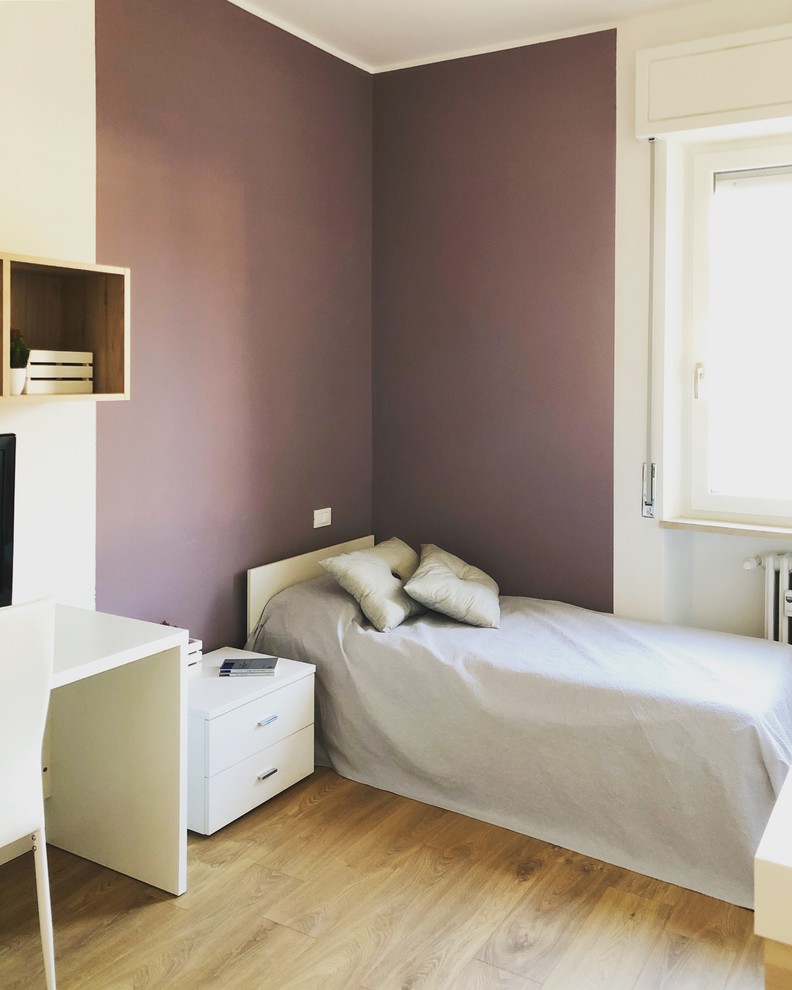 Exempel på ett mellanstort modernt barnrum kombinerat med sovrum, med lila väggar, laminatgolv och brunt golv