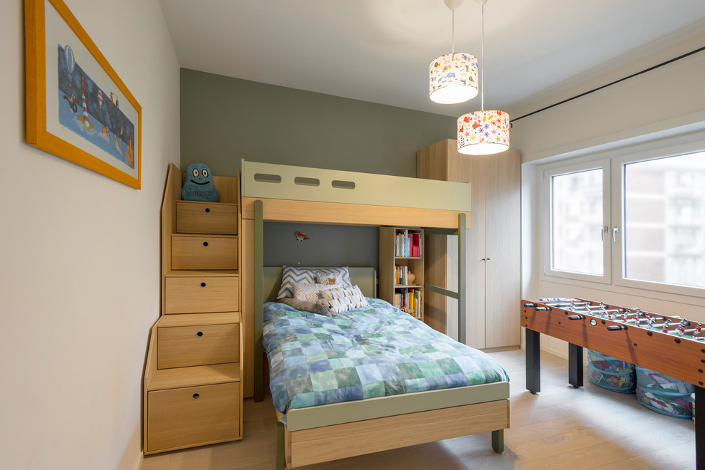 Ejemplo de dormitorio infantil contemporáneo grande con suelo de madera clara, paredes blancas y suelo beige