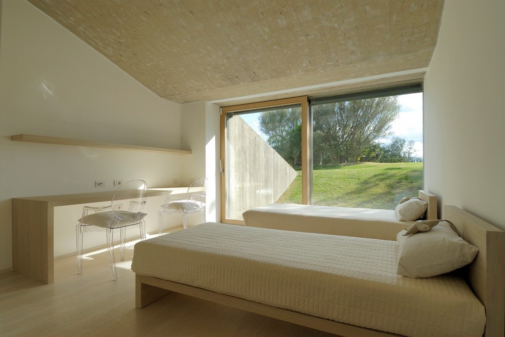 Kleines, Neutrales Modernes Jugendzimmer mit Schlafplatz, weißer Wandfarbe, hellem Holzboden und beigem Boden in Sonstige