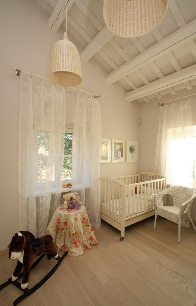Inspiration för lantliga könsneutrala småbarnsrum kombinerat med sovrum, med vita väggar