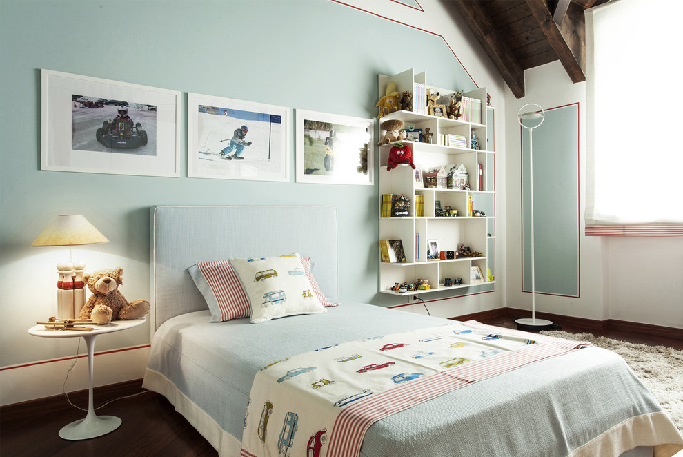 Großes, Neutrales Modernes Jugendzimmer mit Schlafplatz, blauer Wandfarbe, dunklem Holzboden und braunem Boden in Mailand