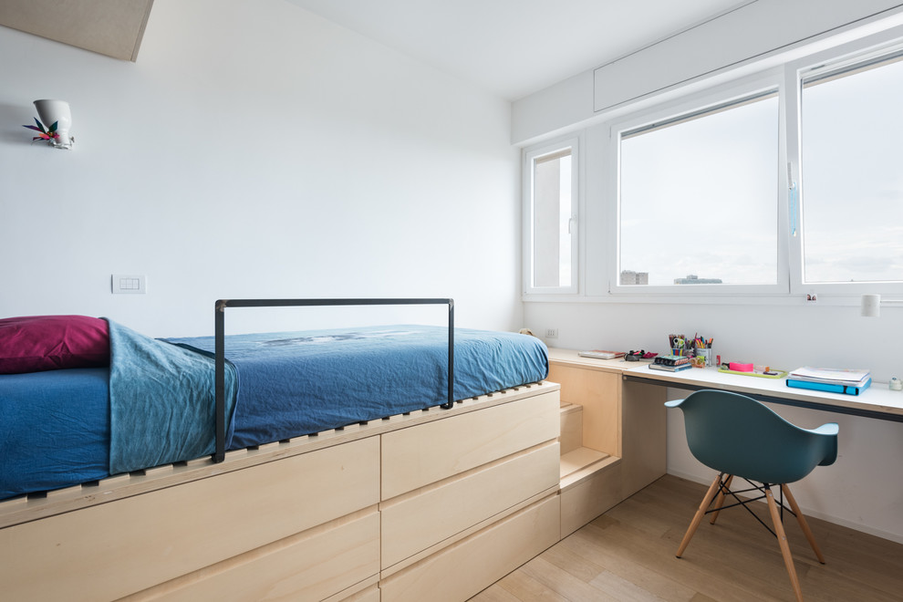 Imagen de dormitorio infantil minimalista con paredes blancas y suelo de madera clara