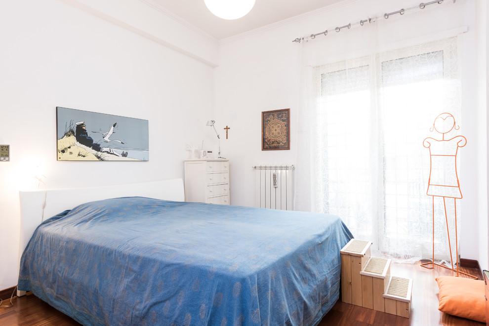 ローマにある広いコンテンポラリースタイルのおしゃれな子供部屋 (白い壁、濃色無垢フローリング、ティーン向け) の写真