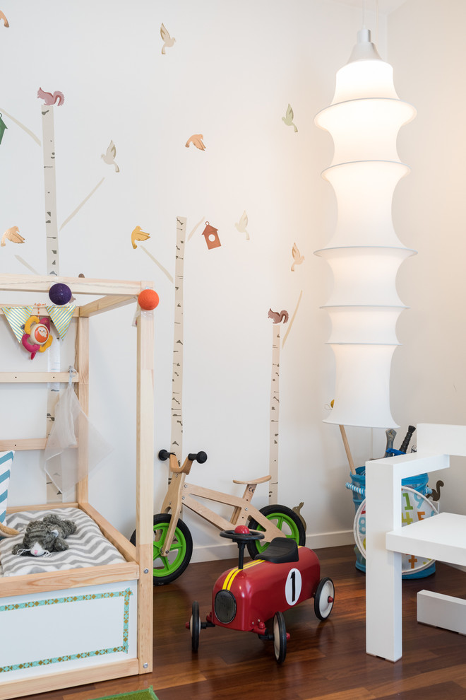 Immagine di una cameretta per bambini da 4 a 10 anni design con pareti bianche e parquet scuro
