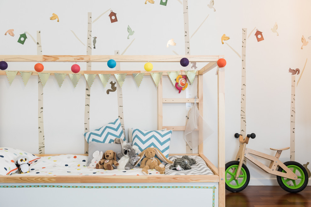 Inspiration pour une chambre d'enfant de 4 à 10 ans design avec un mur blanc et parquet foncé.