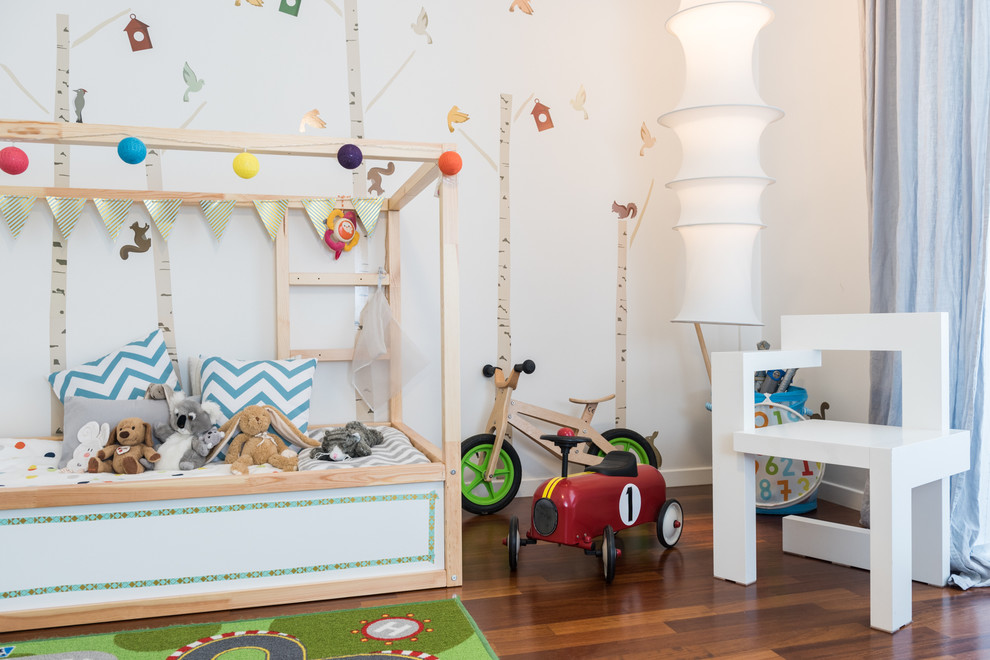 Immagine di una cameretta per bambini da 4 a 10 anni contemporanea con pareti bianche e parquet scuro