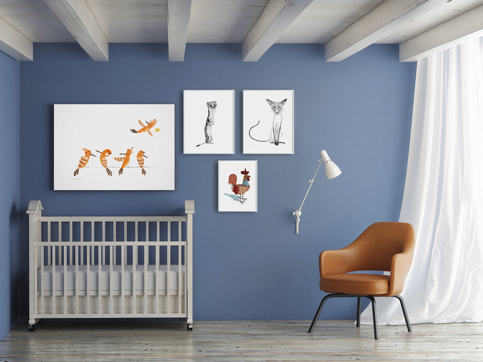 Nordisk inredning av ett mellanstort könsneutralt babyrum, med blå väggar och målat trägolv