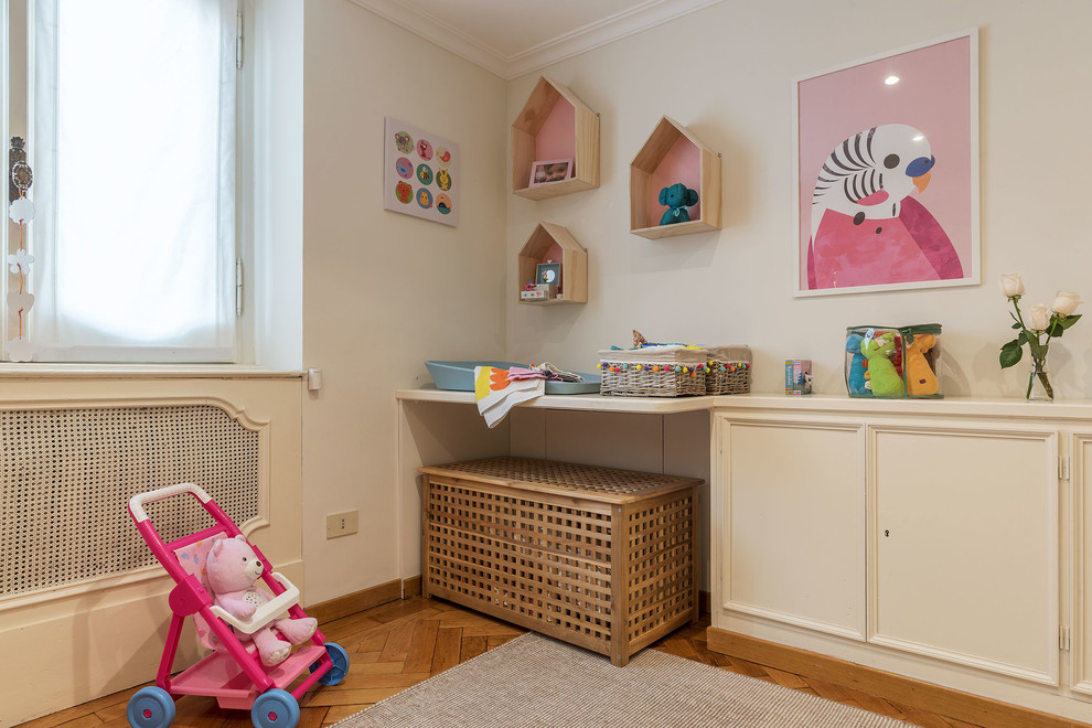 Ispirazione per una cameretta per neonata scandinava con pareti rosa