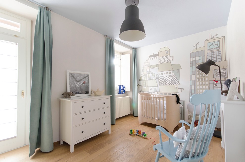 Exemple d'une chambre de bébé chic avec un sol beige.