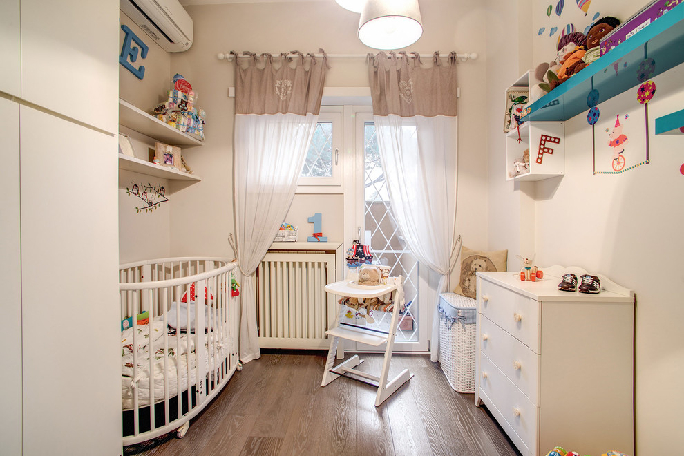 Пример оригинального дизайна: нейтральная комната для малыша среднего размера в стиле неоклассика (современная классика) с белыми стенами, темным паркетным полом и коричневым полом