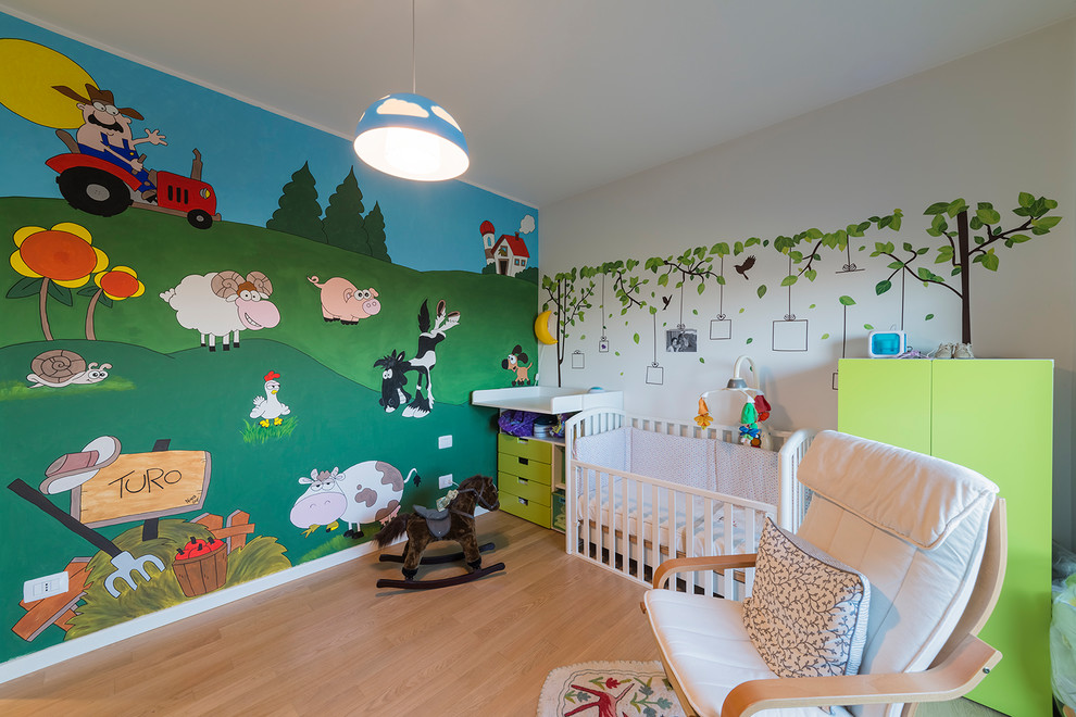 Idéer för att renovera ett mellanstort funkis babyrum, med flerfärgade väggar, ljust trägolv och beiget golv