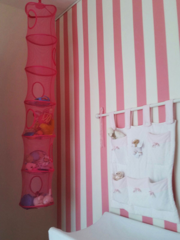 Inspiration pour une chambre de bébé fille minimaliste de taille moyenne avec un mur rose.