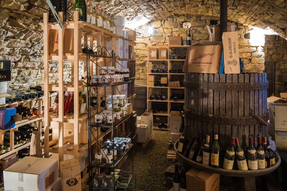 Mittelgroßer Country Weinkeller mit Kalkstein und waagerechter Lagerung in Turin