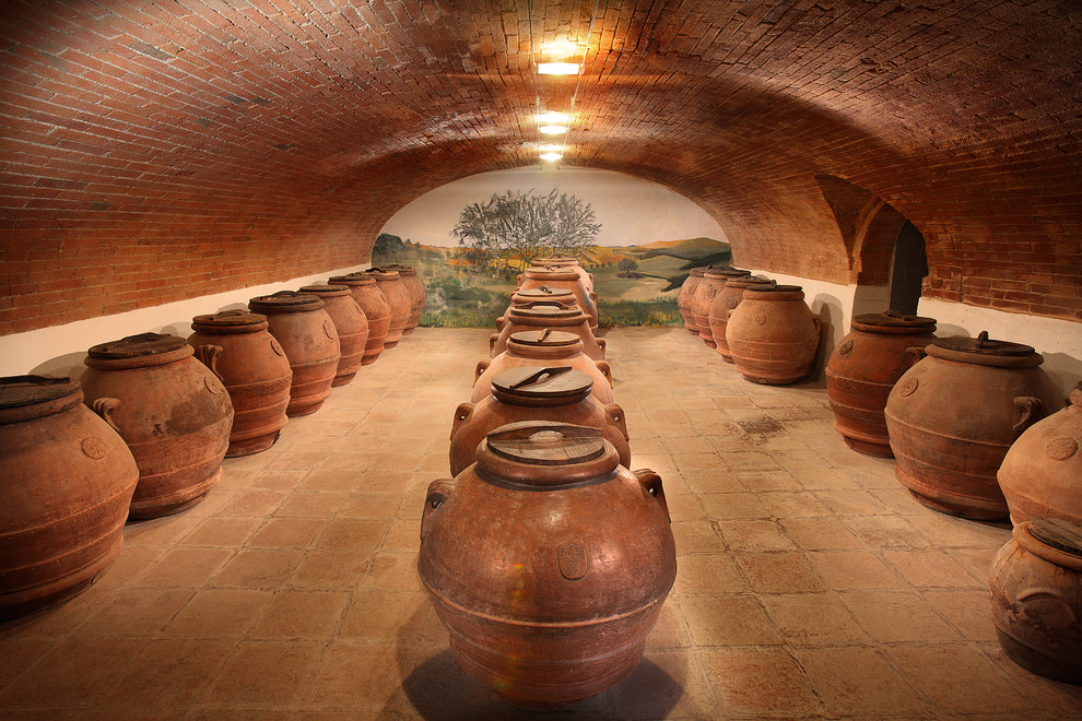 Bild på en mycket stor lantlig vinkällare, med klinkergolv i terrakotta