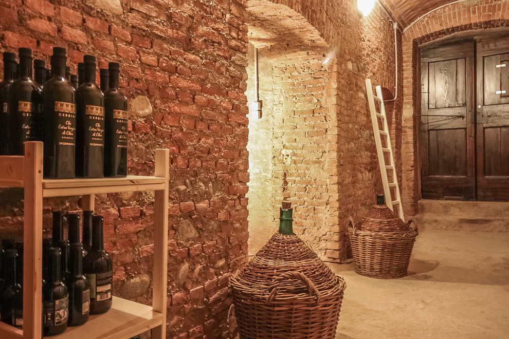 Foto di una cantina mediterranea con pavimento in cemento, rastrelliere portabottiglie e pavimento grigio