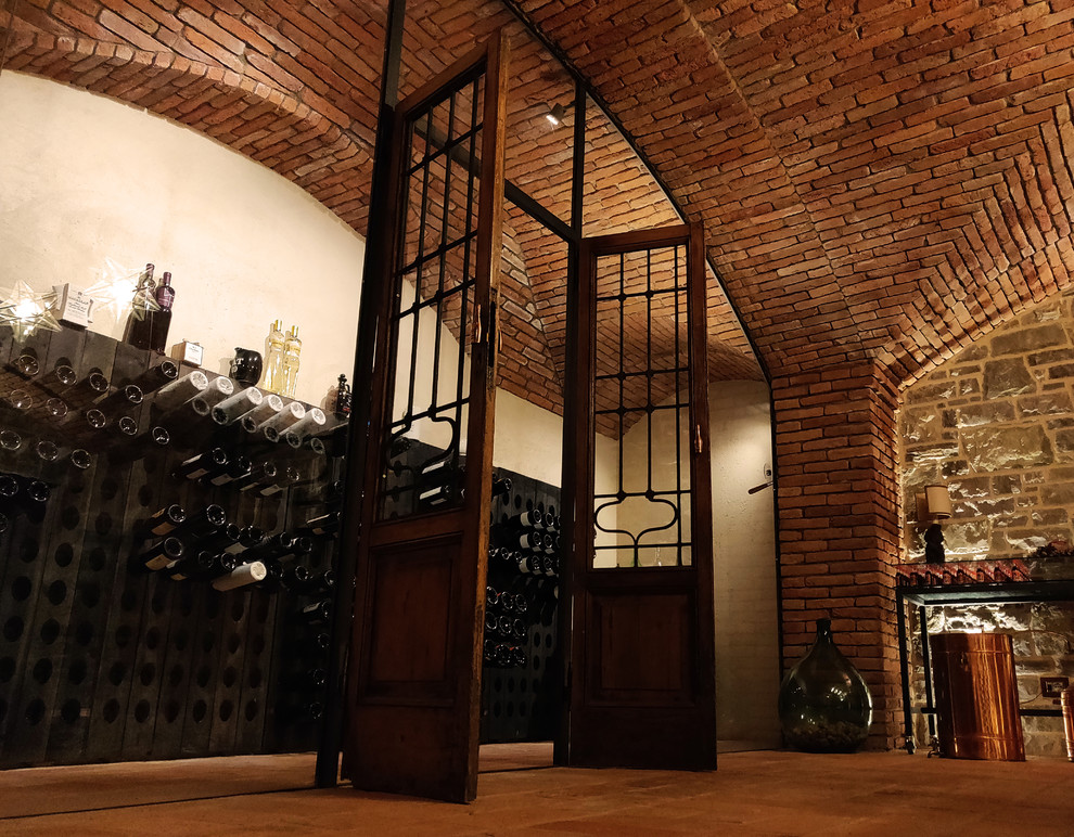 Mittelgroßer Landhaus Weinkeller mit Backsteinboden und waagerechter Lagerung in Mailand