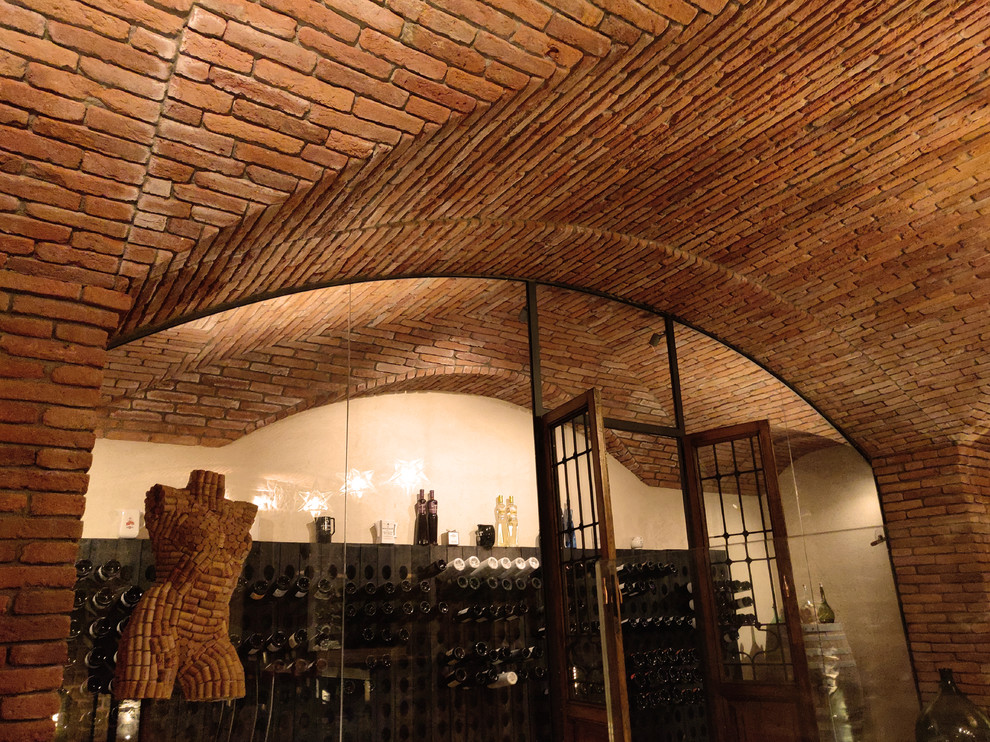 Mittelgroßer Landhaus Weinkeller mit Backsteinboden und waagerechter Lagerung in Mailand
