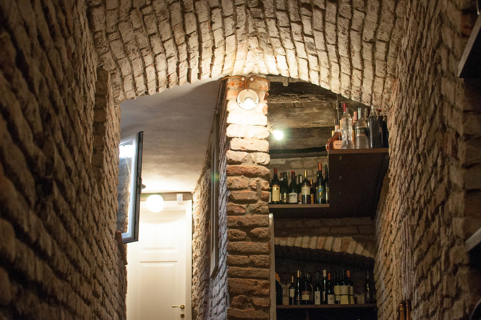 Aménagement d'une grande cave à vin classique avec un sol en marbre et un sol blanc.