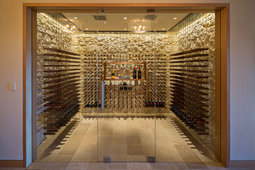 Cette image montre une cave à vin design avec des casiers et un sol beige.