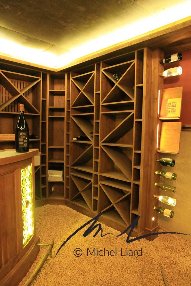 Aménagement d'une cave à vin contemporaine.