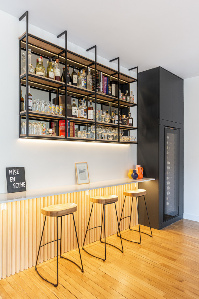 Cave à vin intégrée dans un bar surmesure Modern Wine Cellar