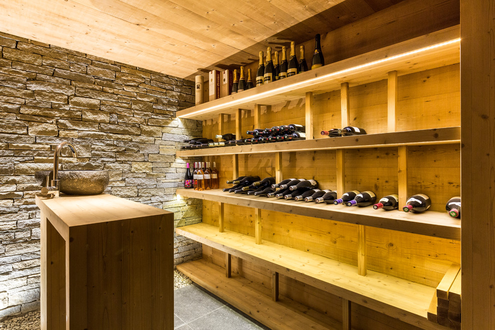 Idée de décoration pour une grande cave à vin chalet avec des casiers.