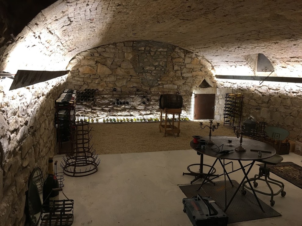 Aménagement d'une cave à vin.