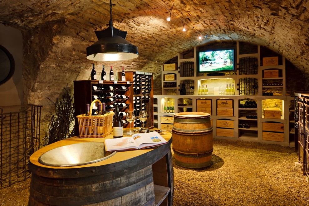 Idées déco pour une cave à vin montagne de taille moyenne avec un présentoir.