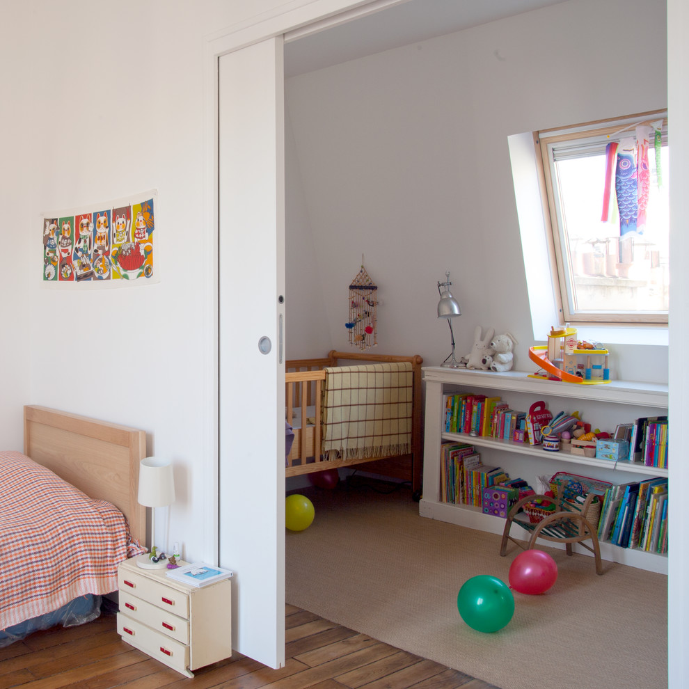 Foto på ett funkis könsneutralt småbarnsrum kombinerat med sovrum