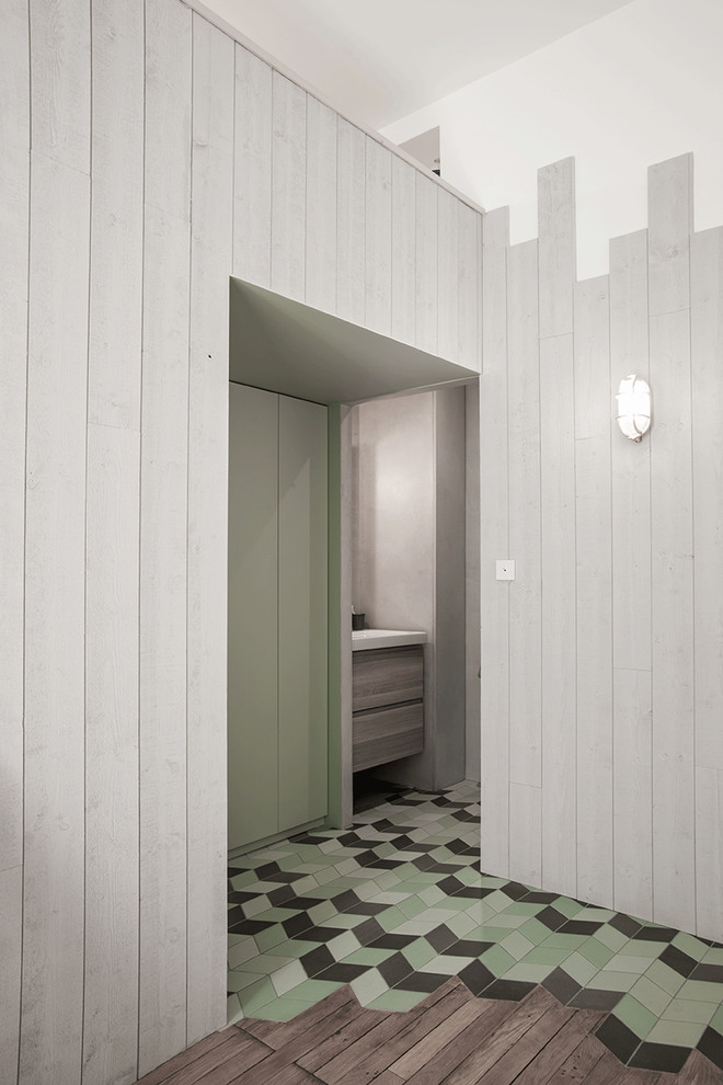 Inspiration för stora moderna pojkrum kombinerat med sovrum och för 4-10-åringar, med gröna väggar, ljust trägolv och grönt golv
