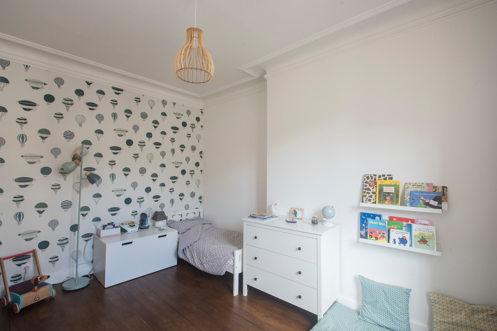 Immagine di una cameretta per bambini da 4 a 10 anni scandinava di medie dimensioni con pareti multicolore, parquet scuro e pavimento marrone