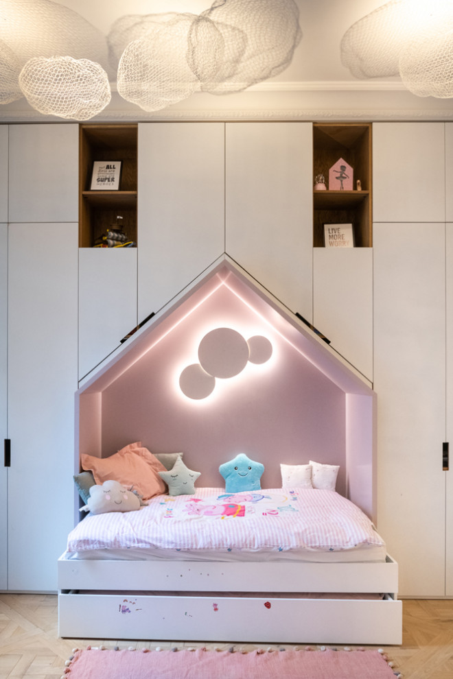 Стильный дизайн: детская среднего размера в современном стиле с спальным местом, белыми стенами, светлым паркетным полом и бежевым полом для ребенка от 4 до 10 лет, девочки - последний тренд