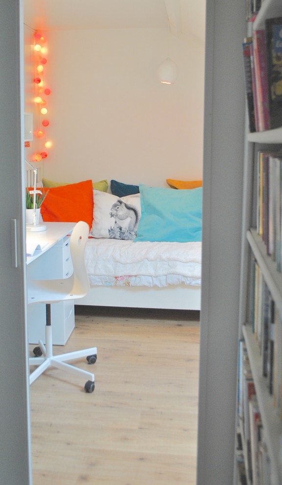 Cette image montre une petite chambre d'enfant design avec un mur blanc et parquet clair.