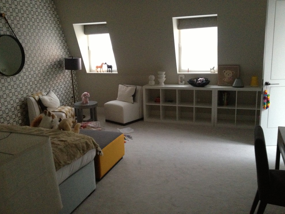 Esempio di una grande cameretta per bambini moderna con moquette, pareti grigie e pavimento beige