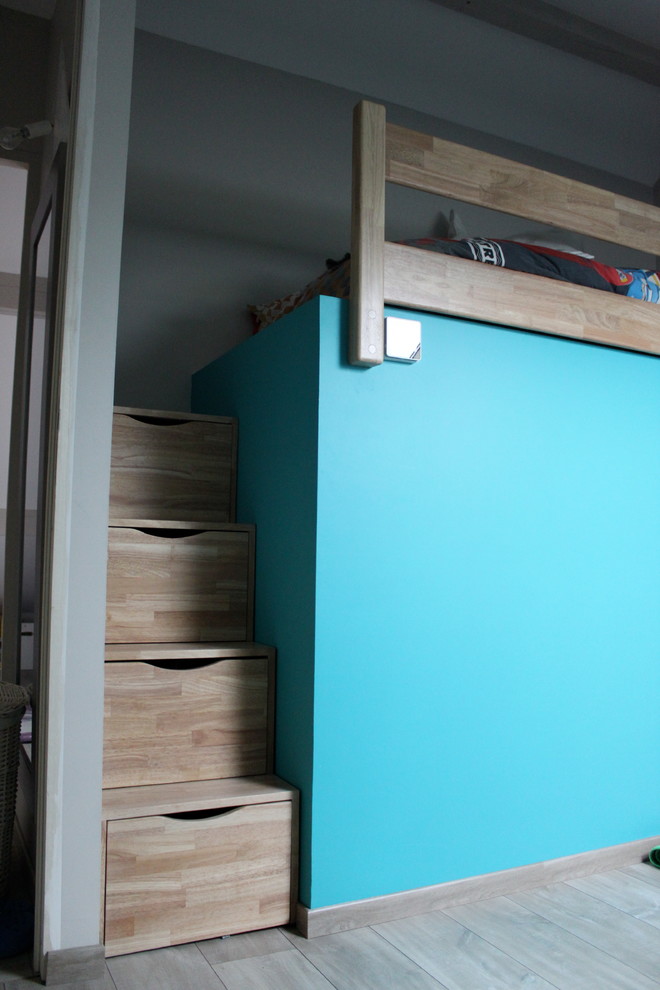 Ejemplo de dormitorio infantil actual pequeño con paredes azules y suelo de madera clara