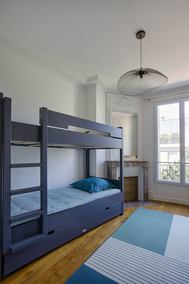 Ejemplo de dormitorio infantil contemporáneo con paredes blancas y suelo de madera clara