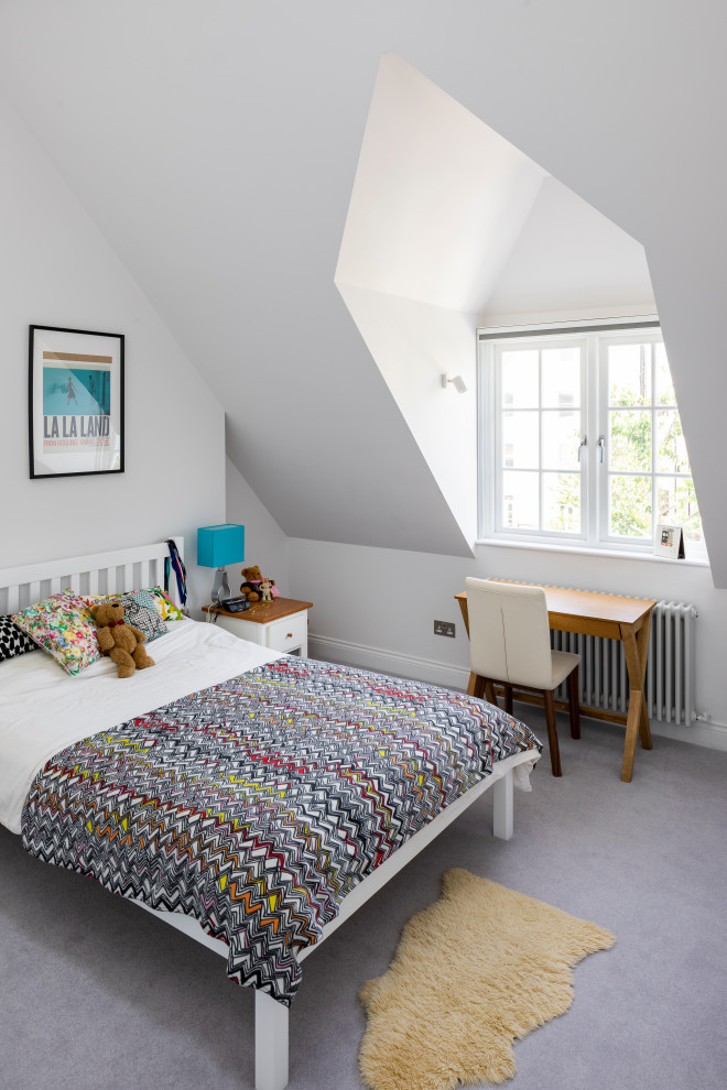 Foto på ett funkis flickrum kombinerat med sovrum, med vita väggar, heltäckningsmatta och grått golv