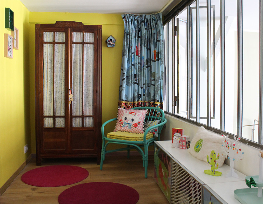 Idée de décoration pour une chambre d'enfant vintage avec parquet clair.